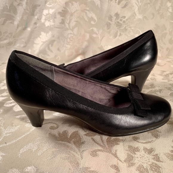 Aerosole Black Leather Pumps with Bow - Picture 1 of 3
